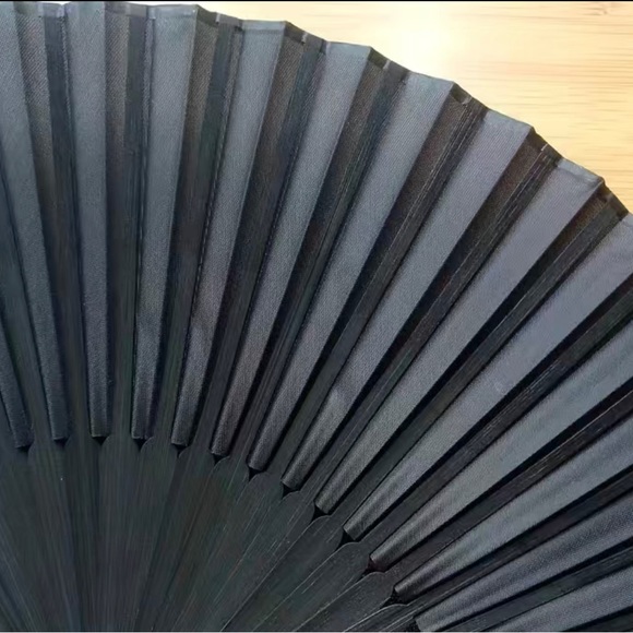 🛍️NIP black SILK fan - Picture 3 of 3